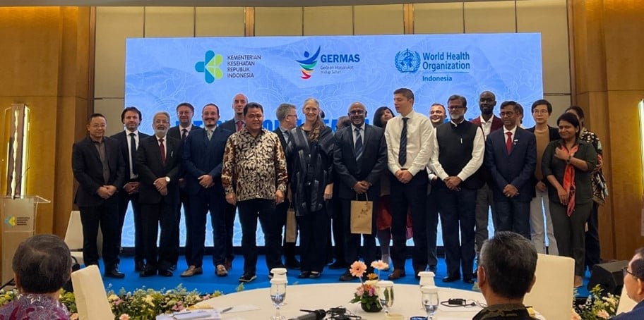 Group picture of international experts in front of the meeting room.